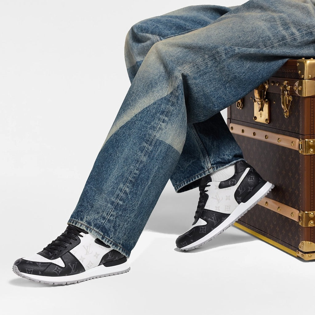 Sneaker Run Away - #1