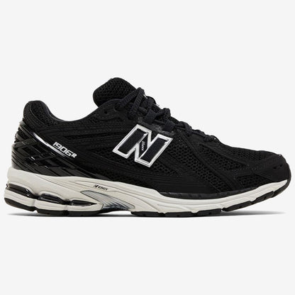 New Balance 1906R Black White noire à logo N bordé de blanc et semelle claire, vue de profil
