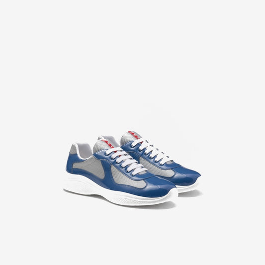 Prada America’s Cup Marine, paire bleue et grise vue de trois-quarts