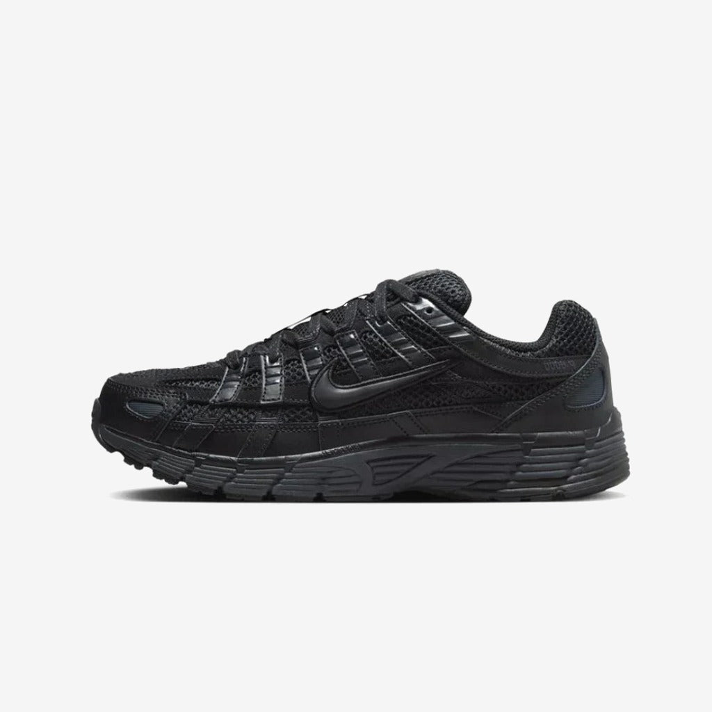Nike P6000 Triple Black entièrement noire, vue de profil