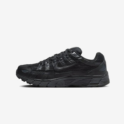 Nike P6000 Triple Black entièrement noire, vue de profil