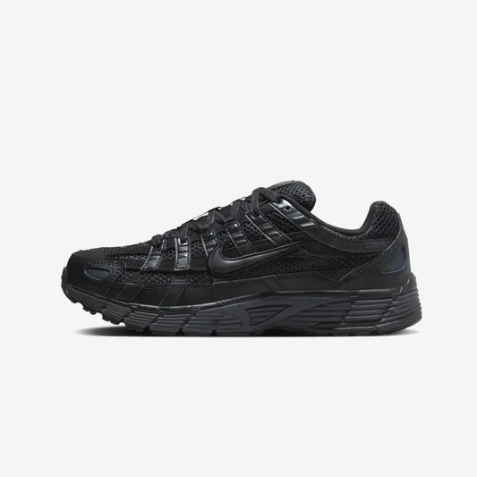 Nike P6000 Triple Black entièrement noire, vue de profil