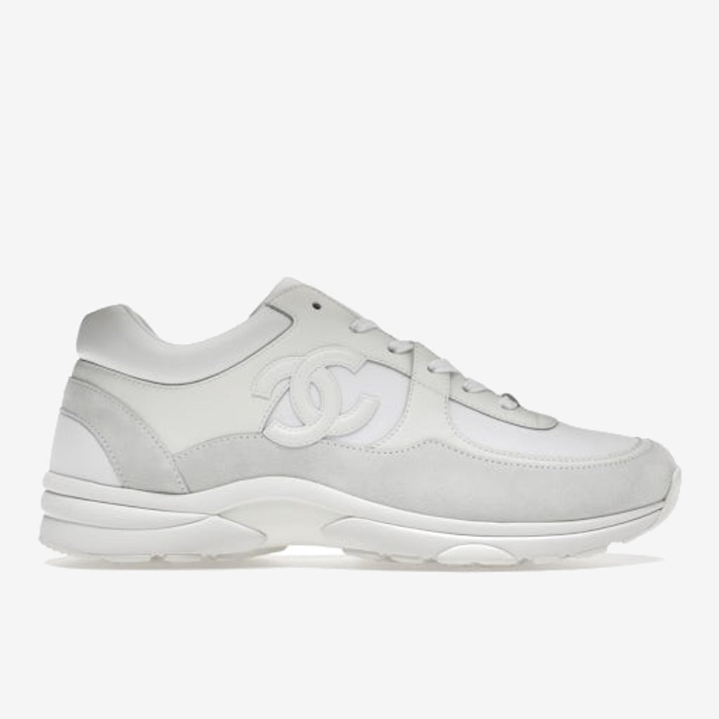 Baskets Chanel CC blanches, détails gris clair, lacets blancs et semelle claire