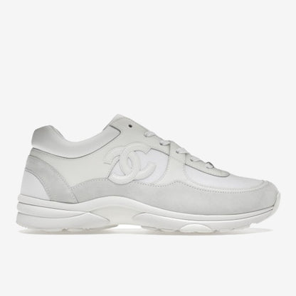 Baskets Chanel CC blanches, détails gris clair, lacets blancs et semelle claire