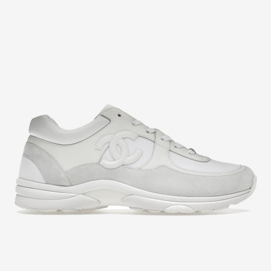 Baskets Chanel CC blanches, détails gris clair, lacets blancs et semelle claire
