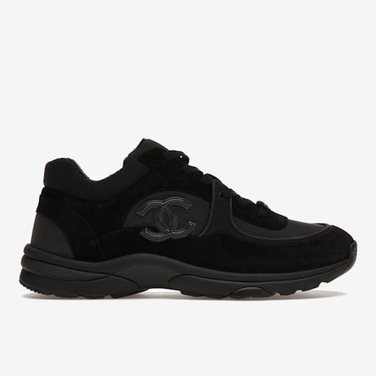 Baskets Chanel CC noires, lacets noirs et grand motif CC latéral ton sur ton