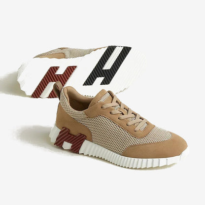 Hermès Bouncing Beige Argile beige et camel à semelle blanche et H marron rouge, vue de trois quarts