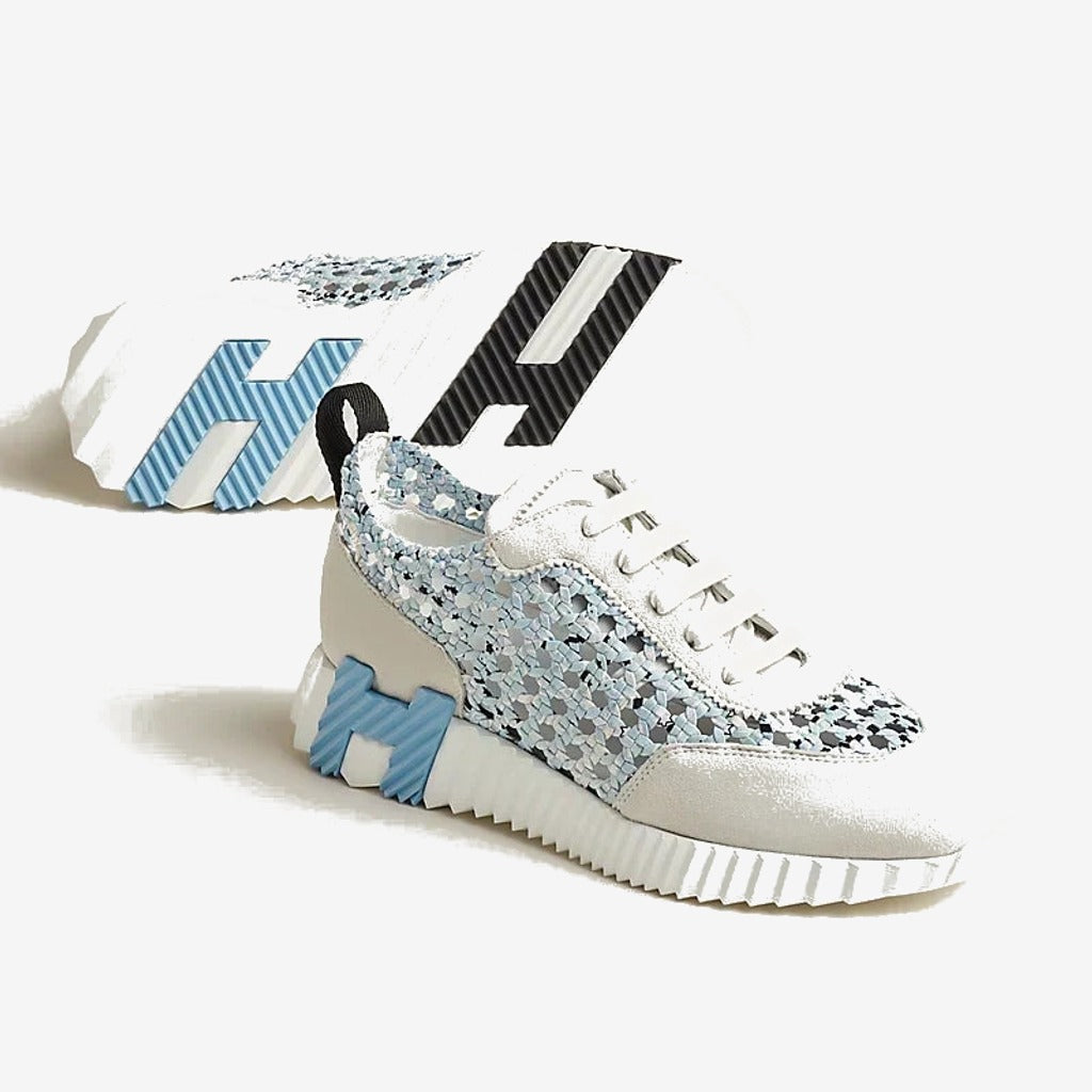 Hermès Bouncing bleu clair et blanc à motif multicolore et H bleu dans la semelle, vue de trois quarts
