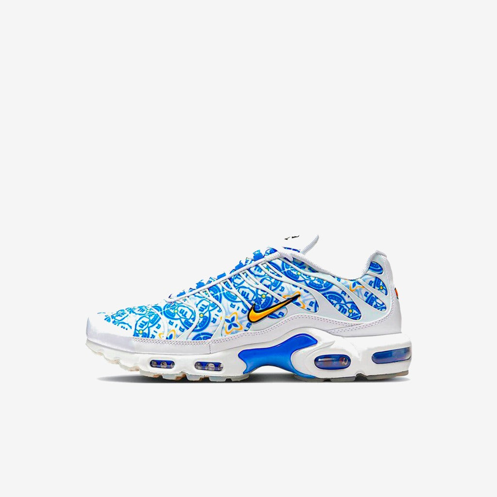 Nike TN Air Max Plus Lisboa blanche à motifs bleus et détails jaunes, vue de profil