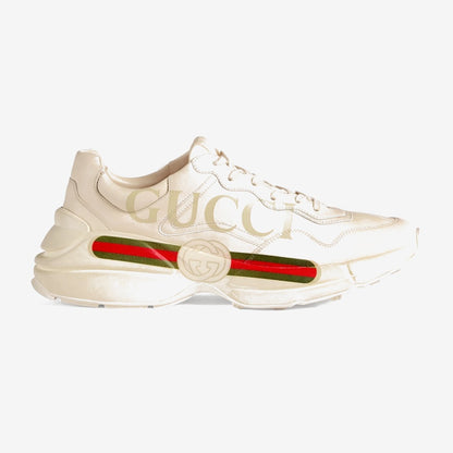 Gucci Rhyton blanche à bande verte et rouge et inscription Gucci, vue de côté