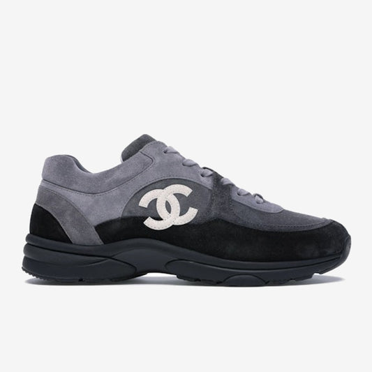 Baskets Chanel CC grises et noires avec grand motif CC blanc sur le côté