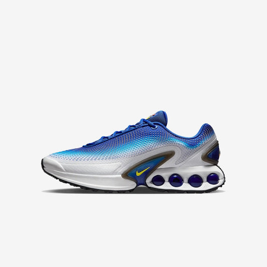 Nike Air Max DN bleue et argentée à semelle claire, vue de profil