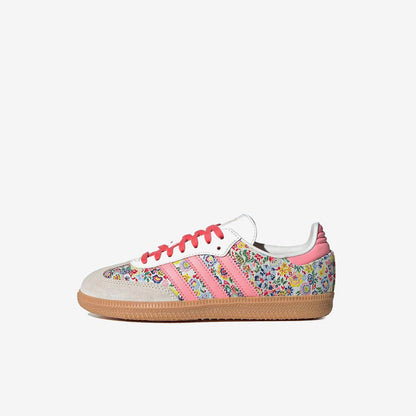 Adidas Samba Liberty London GS à motif floral, bandes roses et lacets rouges, vue de profil