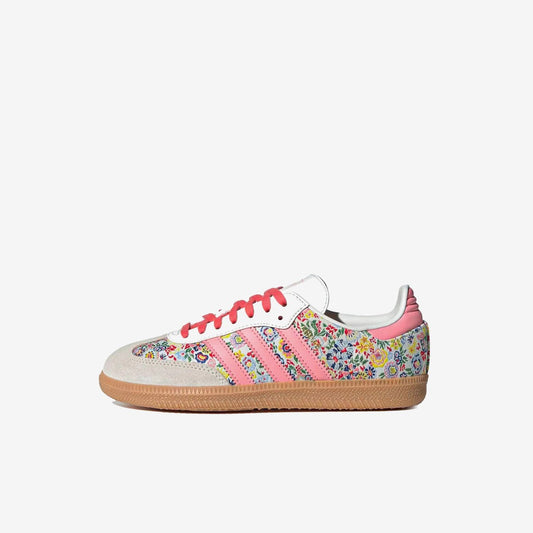 Adidas Samba Liberty London GS à motif floral, bandes roses et lacets rouges, vue de profil