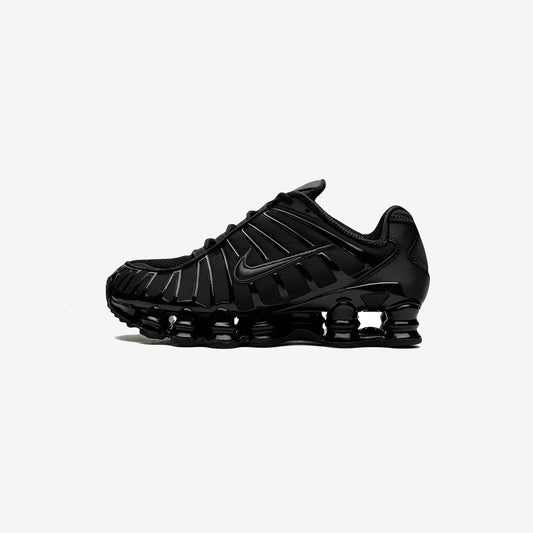 Nike Shox TL Black Max Orange noire à bandes latérales et colonnes sous la semelle, vue de profil