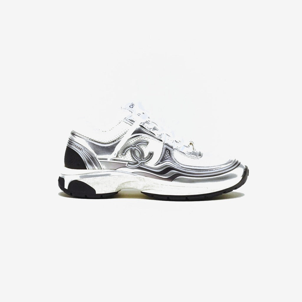 Réplique Chanel CC Runner Metallic blanche et argentée avec détails noirs, vue de côté