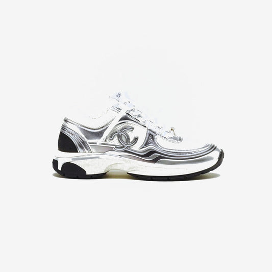 Réplique Chanel CC Runner Metallic blanche et argentée avec détails noirs, vue de côté