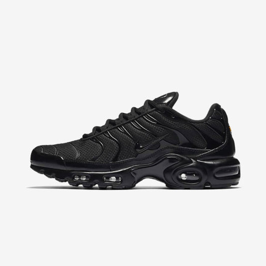 Nike Air Max Plus Triple Black noire à lignes latérales courbes, vue de profil