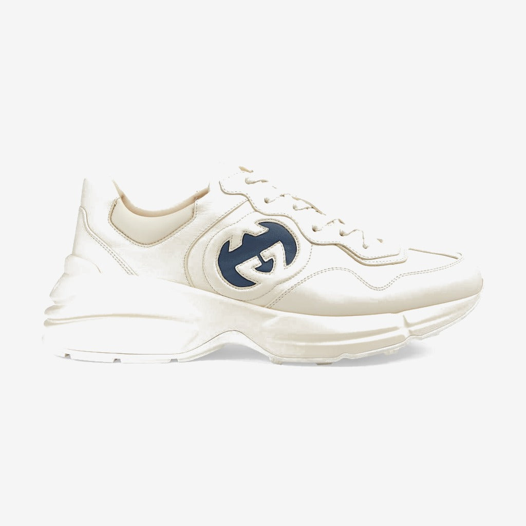 Gucci Rhyton blanche avec grand logo GG bleu, vue de côté