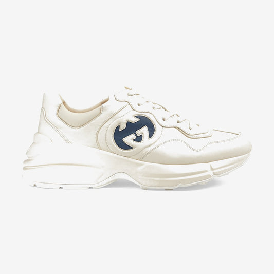 Gucci Rhyton blanche avec grand logo GG bleu, vue de côté