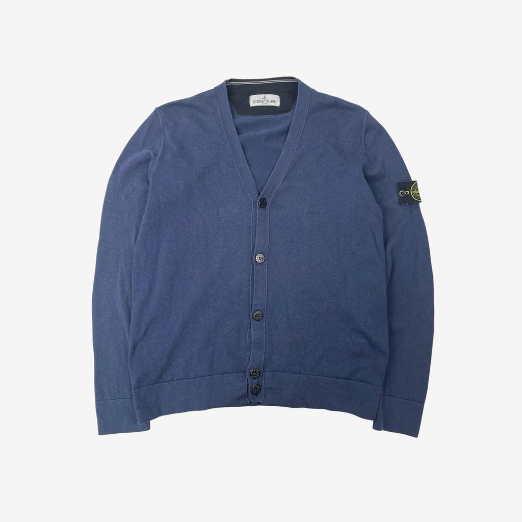 Cardigan Stone Island bleu à col en V et boutons, vue de face