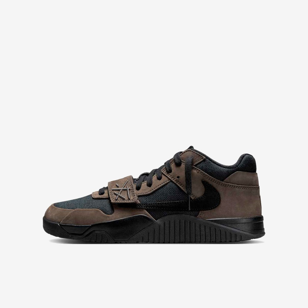 Jordan Jumpman Jack Dark Mocha marron et noire à patte sur l’avant, vue de profil