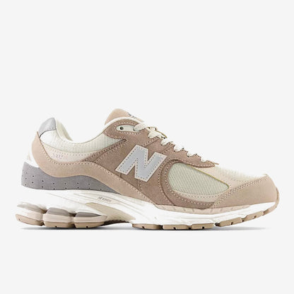 New Balance 2002R Cream crème et beige à logo N gris clair, vue de profil