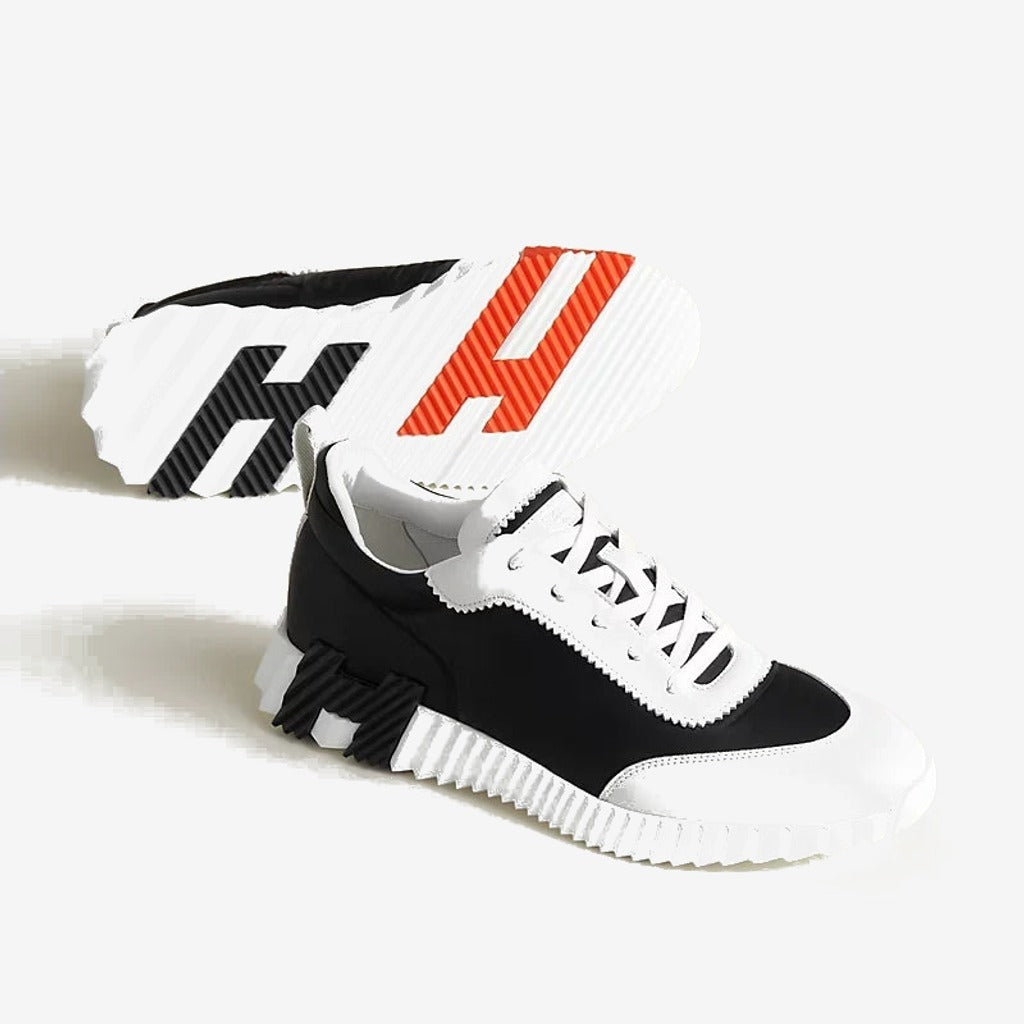 Hermès Bouncing noir et blanc à H latéral noir et lacets blancs, vue de trois quarts