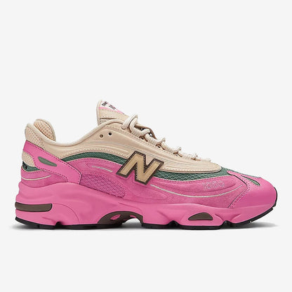 New Balance 1000 Pink rose et beige à détails verts, vue de profil