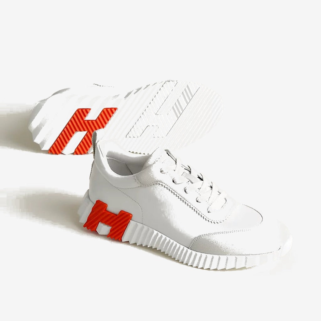 Hermès Bouncing blanc et orange à grand H orange dans la semelle, vue de trois quarts