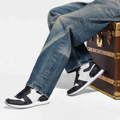 Sneaker Run Away - #1