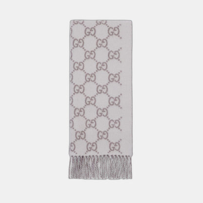 Bonnet écharpe Gucci GG ivoire et gris : motifs gg ivoire et gris, écharpe à franges, vue du bonnet