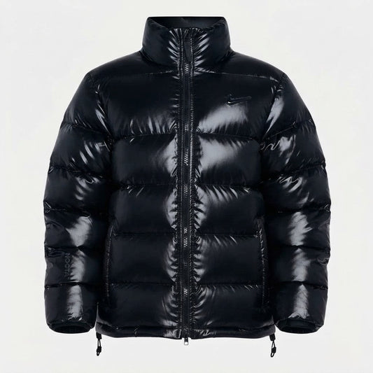 Doudoune Nike NOCTA noire : matelassage noir brillant et col montant