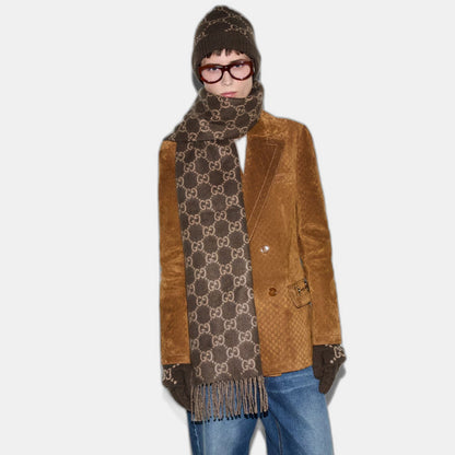 Bonnet écharpe Gucci GG marron et beige : motifs gg marron et beige, écharpe à franges, vue du bonnet