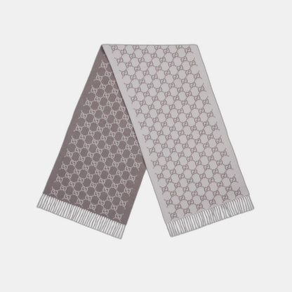 Bonnet écharpe Gucci GG ivoire et gris : motifs gg ivoire et gris, écharpe à franges, vue du bonnet
