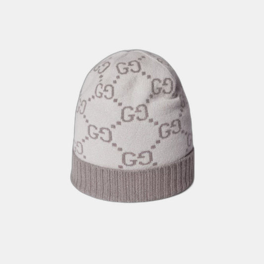 Bonnet écharpe Gucci GG ivoire et gris : motifs gg ivoire et gris, écharpe à franges, vue du bonnet