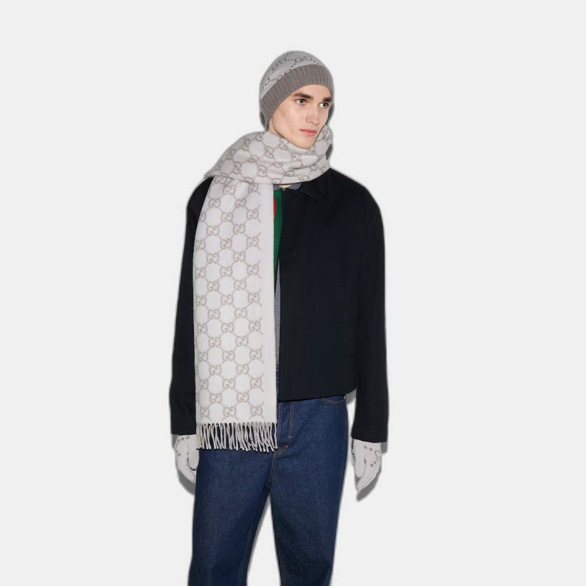 Bonnet écharpe Gucci GG ivoire et gris : motifs gg ivoire et gris, écharpe à franges, vue du bonnet