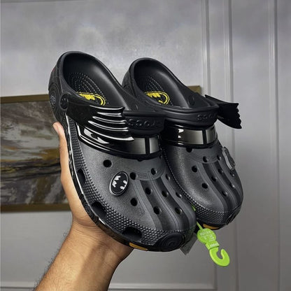 Crocs : paire Batman noire avec détails jaunes et brides en relief