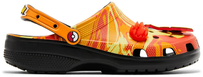 Crocs : sabot Pokémon Dracaufeu orange à semelle noire vu de profil