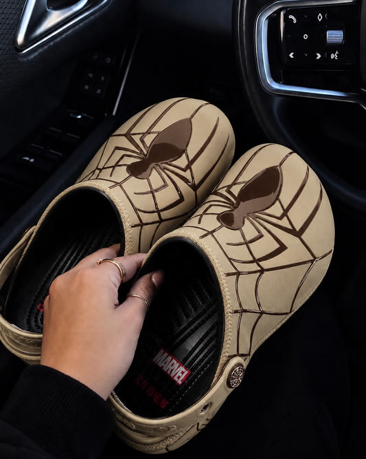 Crocs : paire Spiderman beige à motifs de toile brun foncé