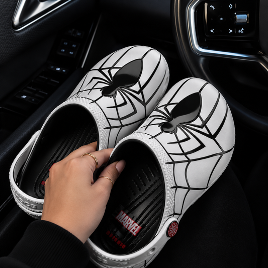 Crocs : paire Spiderman blanche à toiles et araignées noires