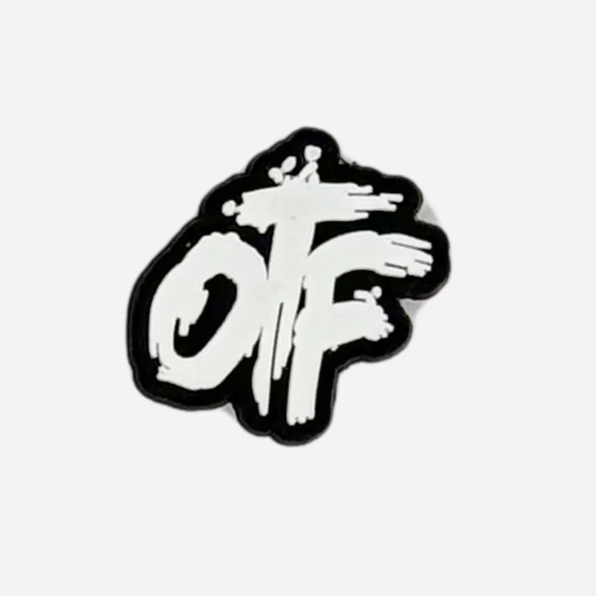 Pin's logo OTF écriture manuscrite blanche sur noir pour Crocs 