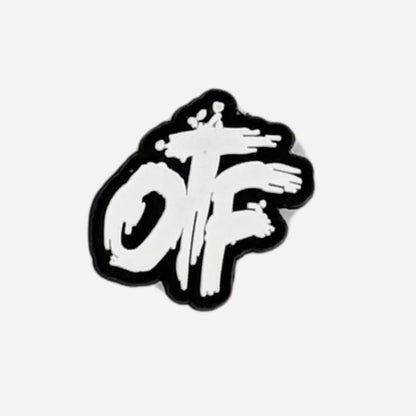 Pin's logo OTF écriture manuscrite blanche sur noir pour Crocs 