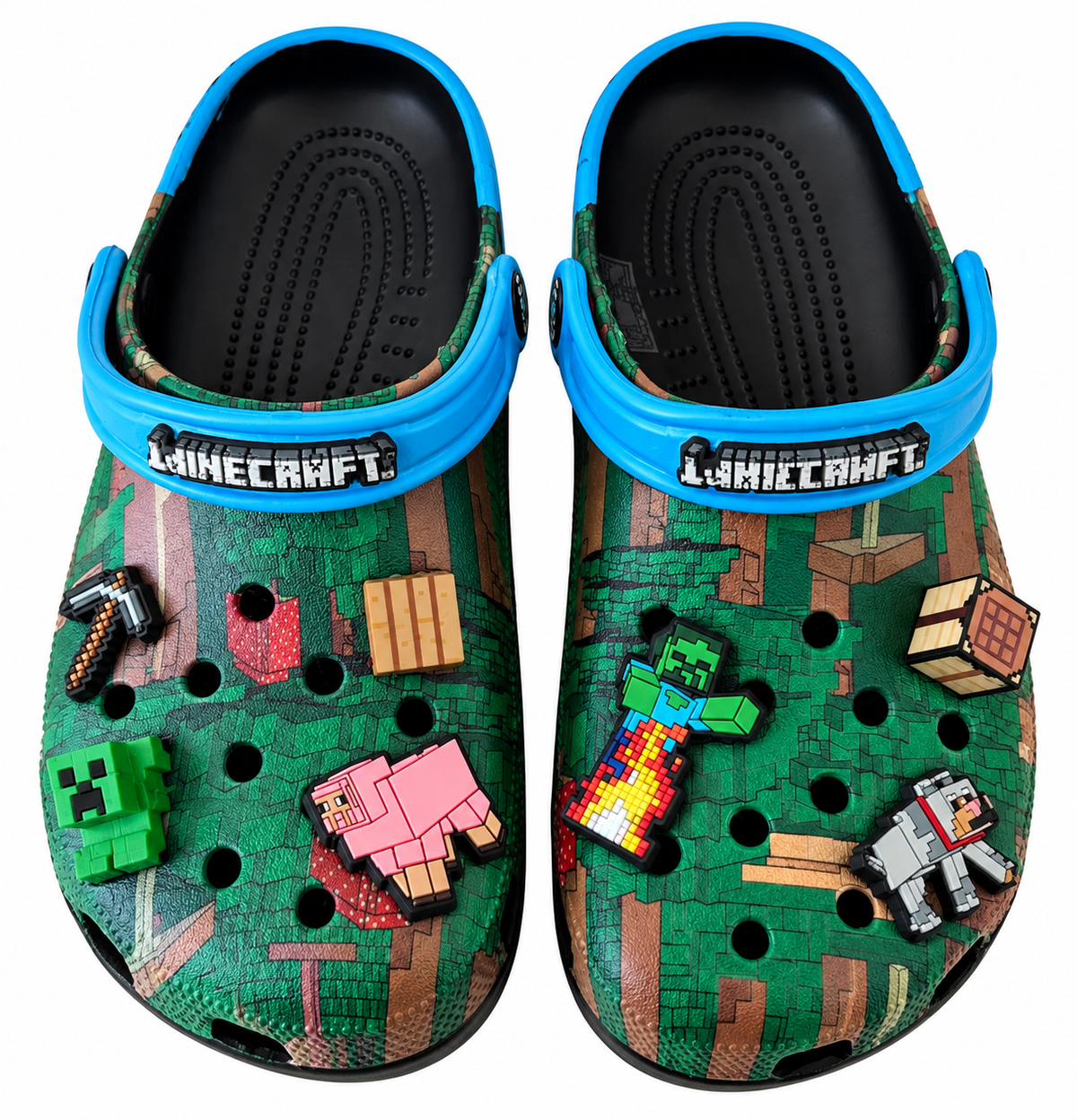 Crocs : paire Minecraft verte à motifs en blocs et bordure bleue