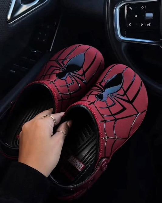 Crocs : paire Spiderman rouge sombre à toiles et araignées noires