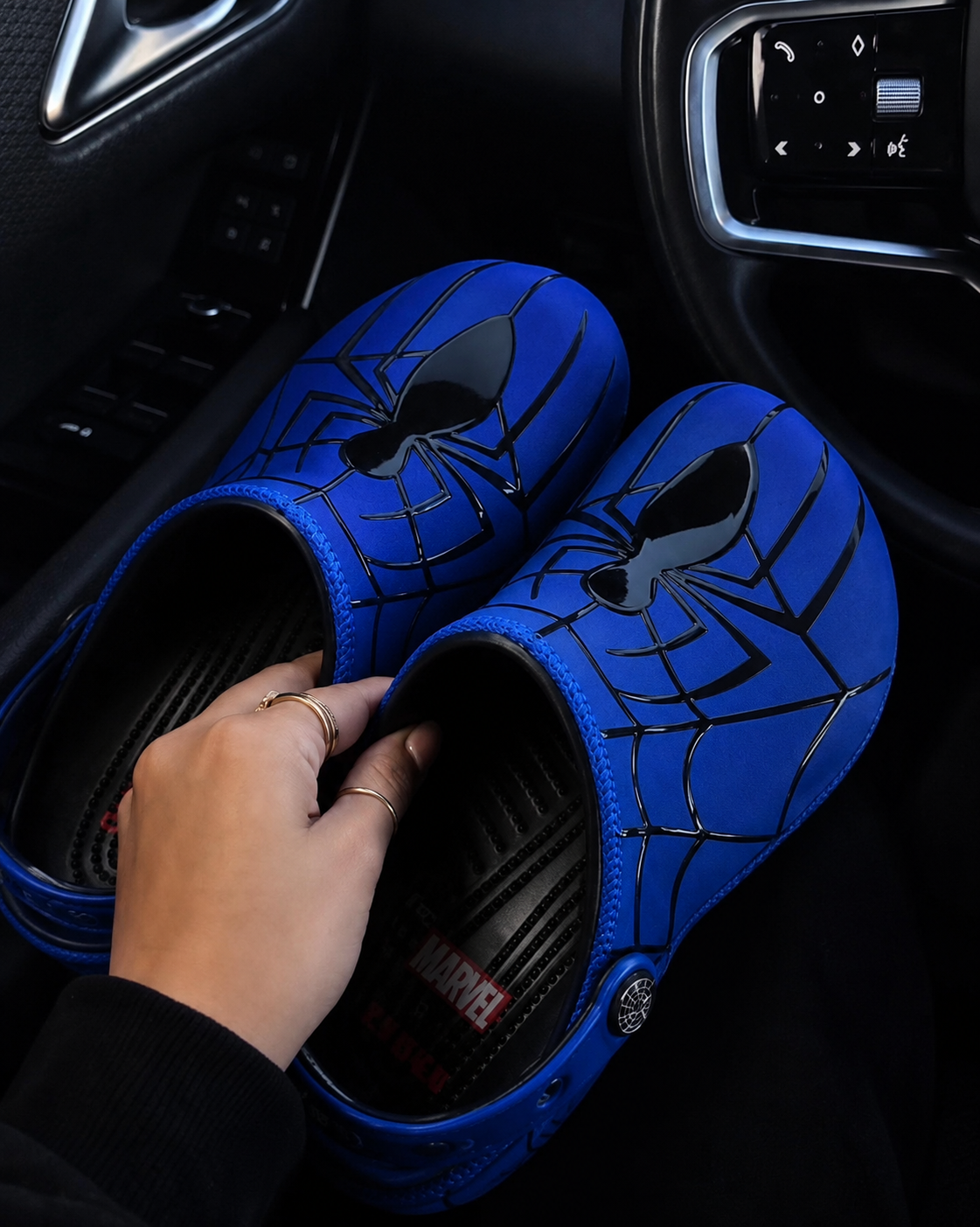 Crocs : paire Spiderman bleue à toiles et araignées noires