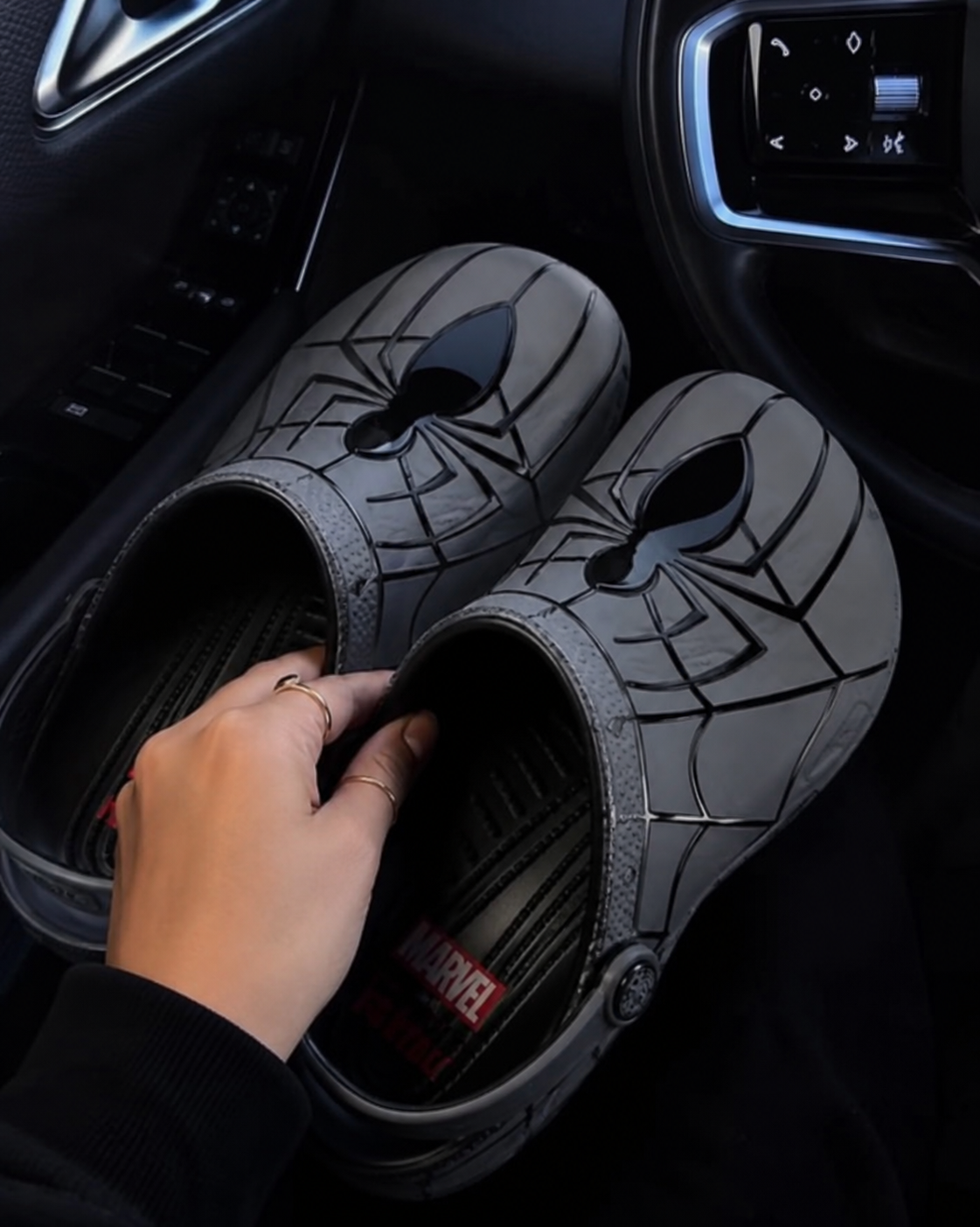 Crocs : paire Spiderman grise à toiles et araignées noires