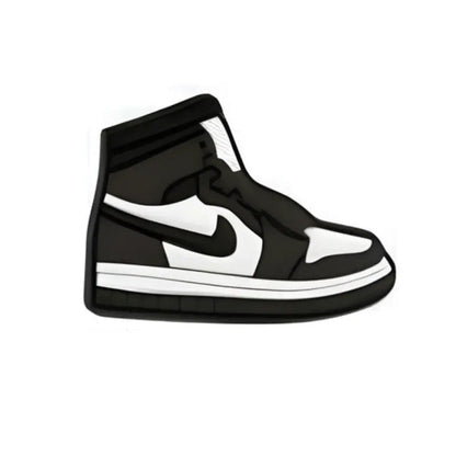 Pin's sneaker noir et blanc pour Crocs - Accessoire streetwear ClogsAddict