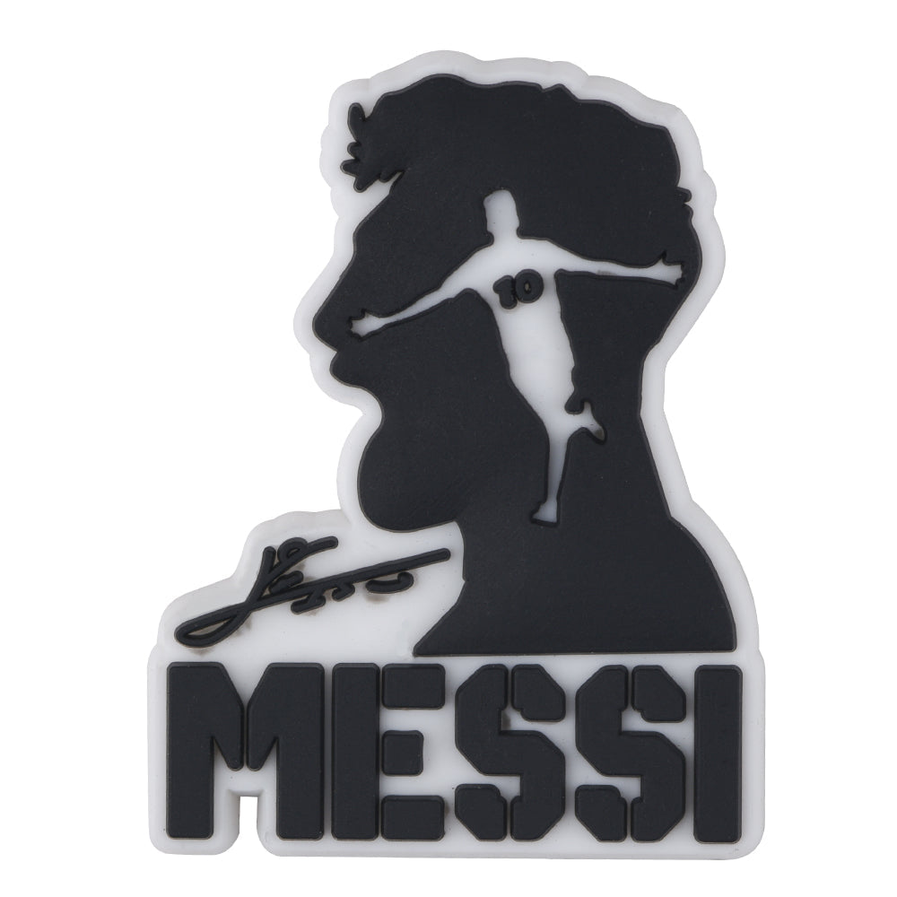 Pin's Messi silhouette bras écartés avec lettrage pour Crocs, jibbitz foot 
