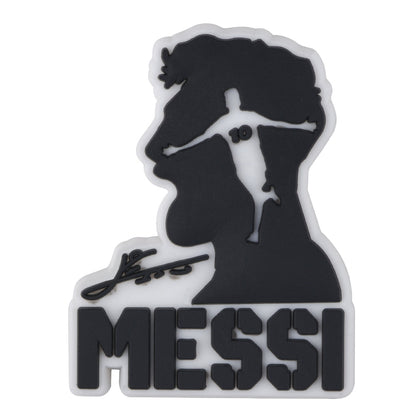 Pin's Messi silhouette bras écartés avec lettrage pour Crocs, jibbitz foot 